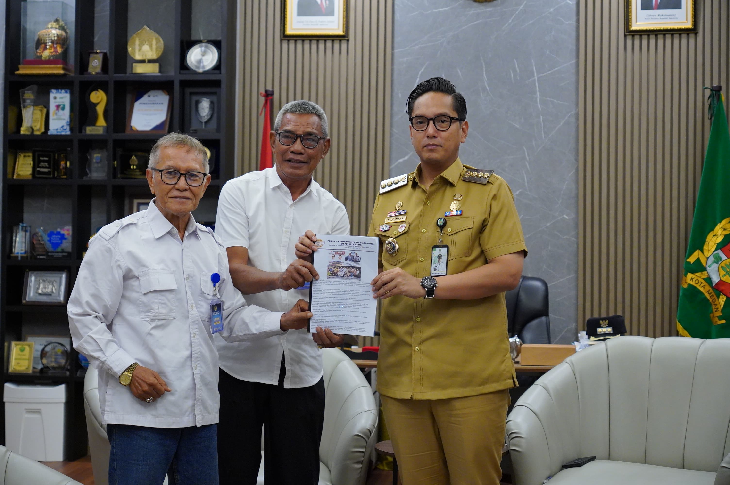 Rico Waas Dorong Purnabakti Lurah Dokumentasikan Pengalaman dalam Buku Rico Waas Dorong Purnabakti Lurah Dokumentasikan Pengalaman dalam Buku