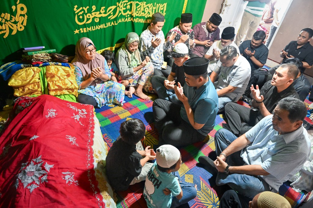 Melayat ke Rumah Duka Nelayan di Nias Selatan, Bobby Nasution Kuliahkan dan Siapkan Pekerjaan untuk Anak Almarhum