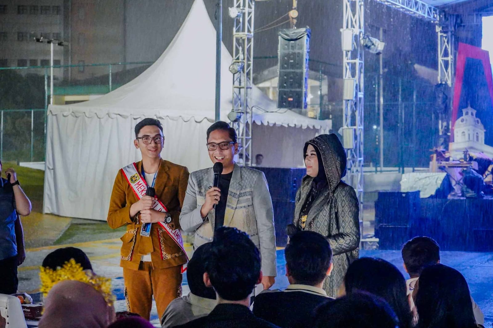 Rico Waas Berdialog di Tengah Hujan Bersama Peserta Youth City Changers, Ajak Pemuda Jadi Agen Perubahan Rico Waas Berdialog di Tengah Hujan Bersama Peserta Youth City Changers, Ajak Pemuda Jadi Agen Perubahan