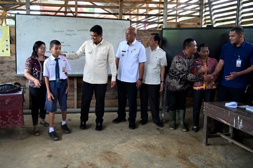 Dulu Belajar di Kelas Papan, Kini Gubernur Bobby Hadirkan Gedung Sekolah Permanen