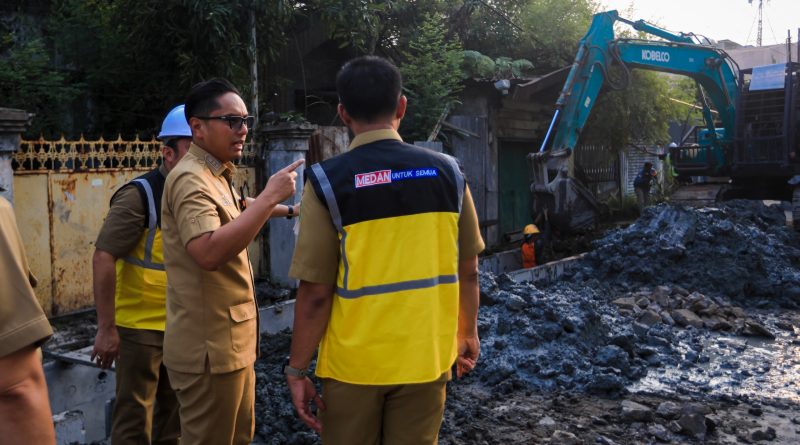 Atasi Genangan Banjir, Rico Waas Tinjau Pengerjaan Drainase sepanjang 385 Meter di Sei Agul