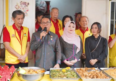 Zakiyuddin Harahap Ikut Ambilkan Makanan untuk Lansia di Jalan Lombok