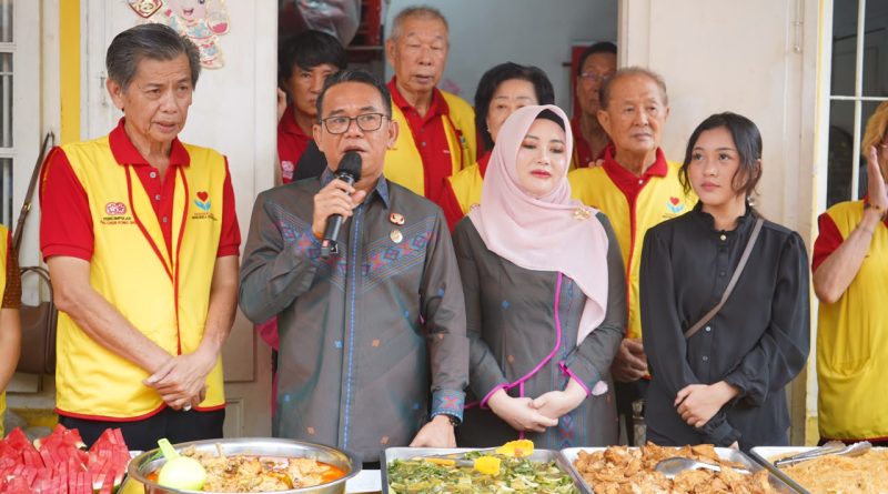 Zakiyuddin Harahap Ikut Ambilkan Makanan untuk Lansia di Jalan Lombok